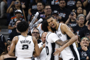 "스테판 커리와 같은 그래비티" 팀동료의 극찬. 샌안토니오 유니콘의 엄청난 위력. "웸비의 그래비티는 독보적"