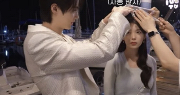 변우석, 비 맞는 아이유에 ‘손우산’..“카메라 앞에서만?” 돌직구