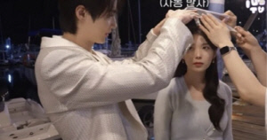 변우석, 비 맞는 아이유에 ‘손우산’..“카메라 앞에서만?” 돌직구