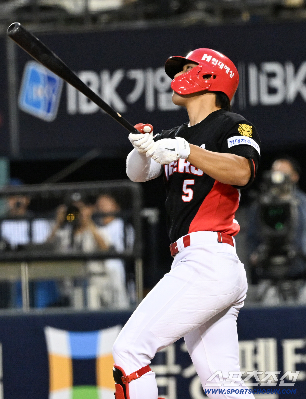 18일 잠실구장에서 열린 두산과 KIA의 경기. 8회초 1사 2루 KIA 김도영이 투런포를 날린 뒤 환호하고 있다. 잠실=박재만 기자 pjm@sportschosun.com/2026.04.18/