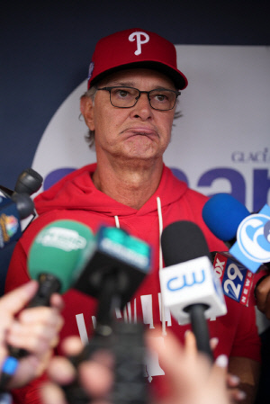 부진하다고 명장을 단칼에 내쳤다. 그런데 감독대행이 단장 아빠...너무 속 보이는 거 아냐?