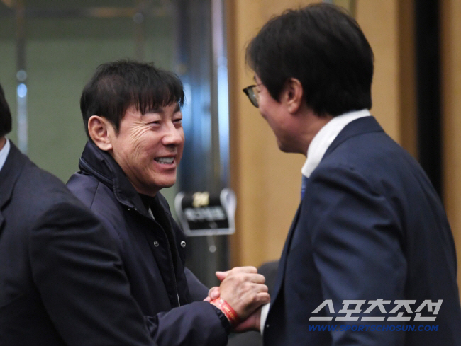 하나은행 K리그 2025대상 시상식이 1일 오후 서울 서대문구 스위스 그랜드호텔에서 열렸다. 신태용 전 울산 감독이 황선홍 대전 감독과 반갑게 인사하고 있다. 정재근 기자 cjg@sportschosun.com/2025.12.1/