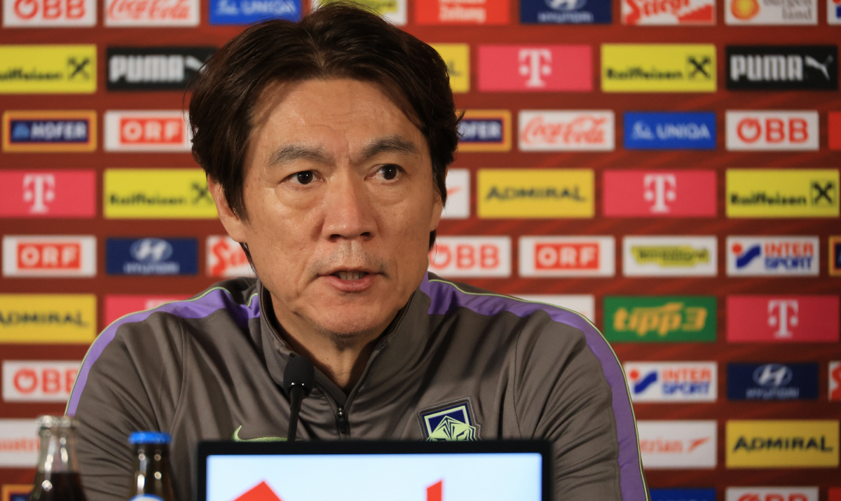 오스트리아전 앞둔 홍명보 감독 (빈[오스트리아]=연합뉴스) 최재구 기자 = 오스트리아전을 하루 앞둔 30일(현지시간) 홍명보 축구 국가대표팀 감독이 경기가 열릴 에른스트 하펠 스타디움에서 공식 기자회견을 하고 있다. 2026.3.30 jjaeck9@yna.co.kr(끝)