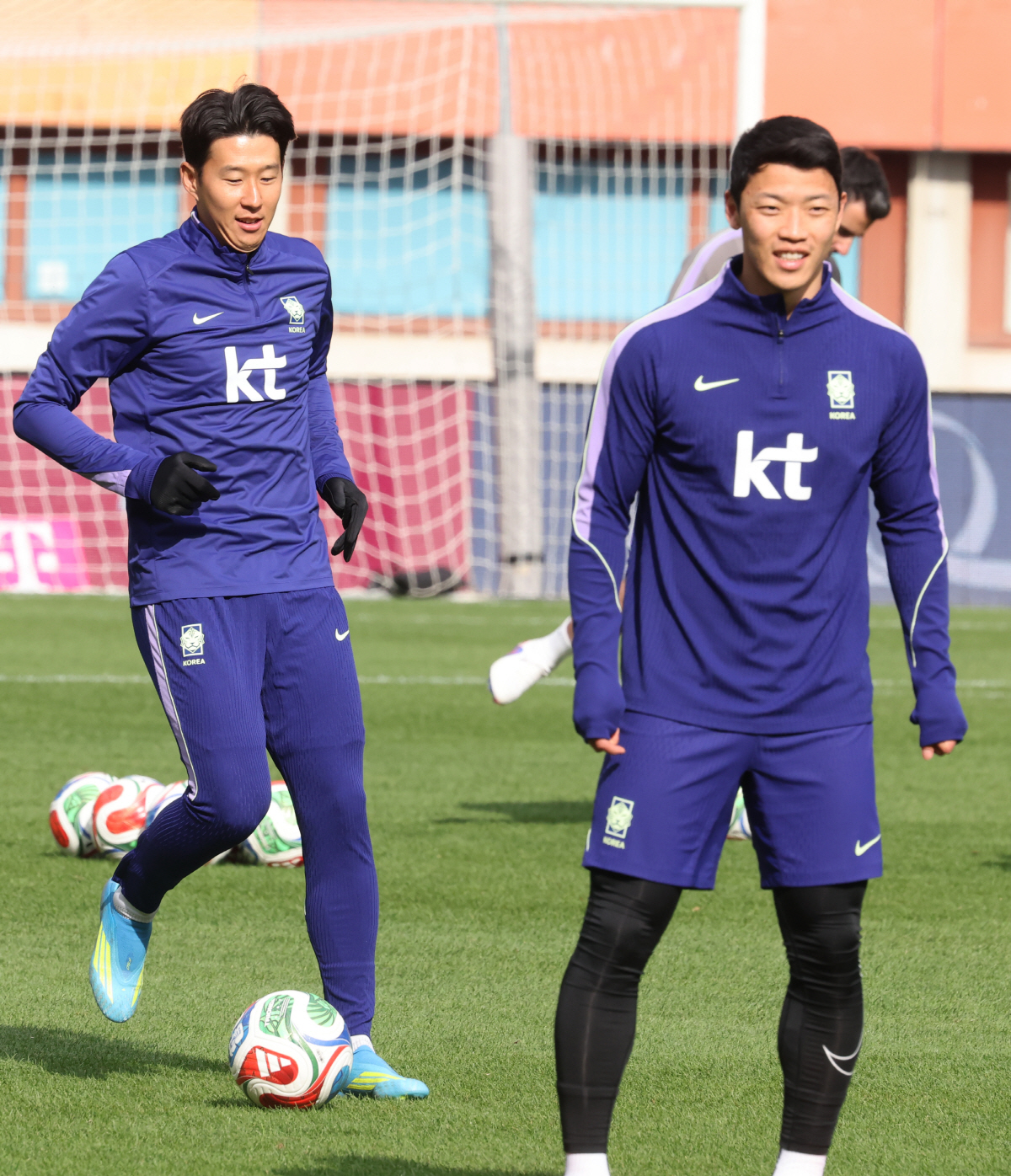 훈련하는 손흥민, 황희찬 (빈[오스트리아]=연합뉴스) 최재구 기자 = 오스트리아전을 하루 앞둔 30일(현지시간) 한국 축구 국가대표팀 손흥민과 황희찬이 경기가 열릴 에른스트 하펠 스타디움에서 훈련하고 있다. 2026.3.31 jjaeck9@yna.co.kr(끝)