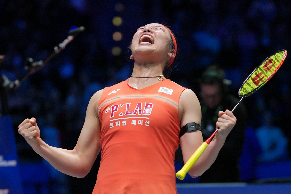 South Korea's An Se-young celebrates after winning the women's singles semifinal match against China's Chen Yufei at the All England Open Badminton Championships in Birmingham, England, Saturday, March 7, 2026. (AP Photo/Kin Cheung)
