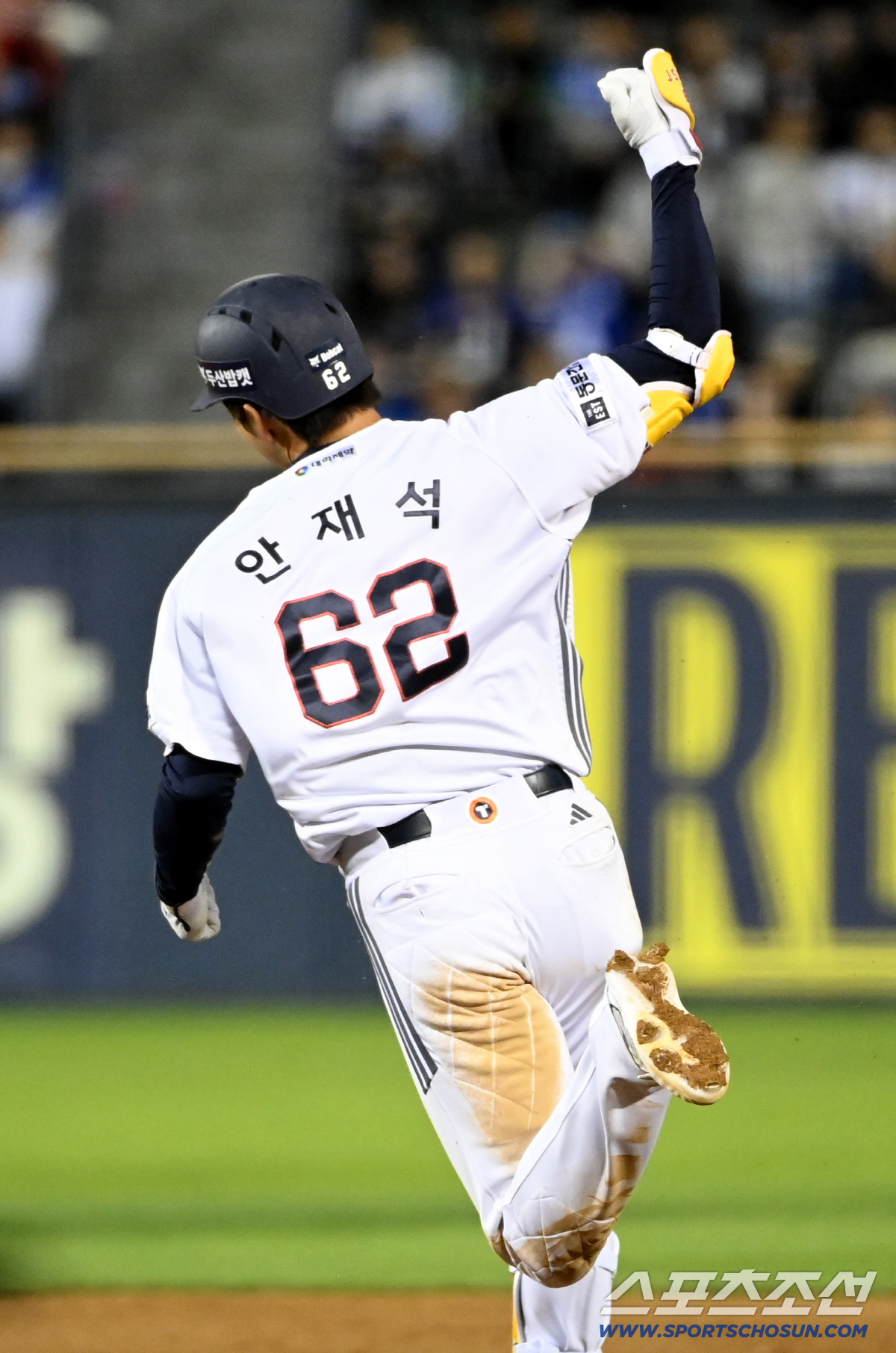 29일 잠실야구장에서 열린 삼성과 두산의 경기. 7회말 안재석이 우중월 솔로홈런을 치고 기쁨을 나누고 있다. 잠실=허상욱 기자 wook@sportschosun.com/2026.04.29/