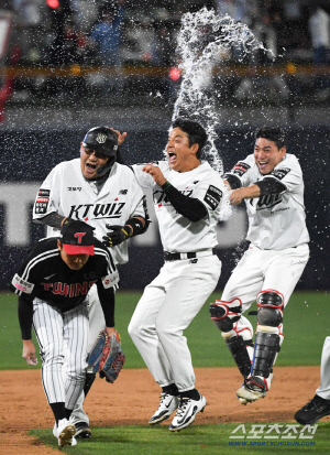 장성우 끝내기 안타…1위 KT, 2연속 연장 피튀기는 혈투→2위 LG에 2연승