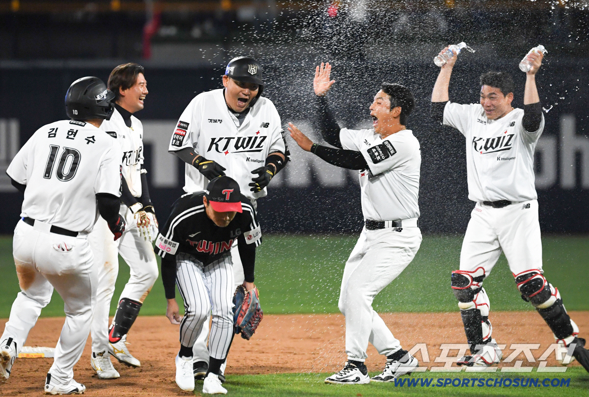 29일 수원KT위즈파크에서 열린 KT와 LG의 경기. 10회말 1사 만루 KT 장성우가 끝내기 안타를 날린 뒤 환호하고 있다. 수원=박재만 기자 pjm@sportschosun.com/2026.04.29/