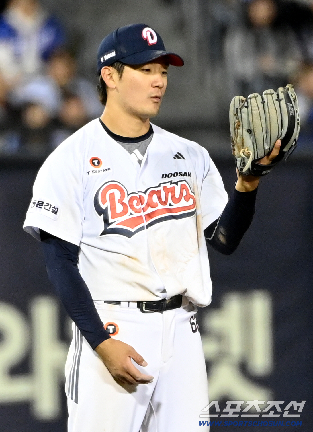 29일 잠실야구장에서 열린 삼성과 두산의 경기. 8회초 두산 3루수 안재석이 삼성 김성윤의 강습 타구를 호수비로 잡아낸 후 놀라고 있다. 잠실=허상욱 기자 wook@sportschosun.com/2026.04.29/