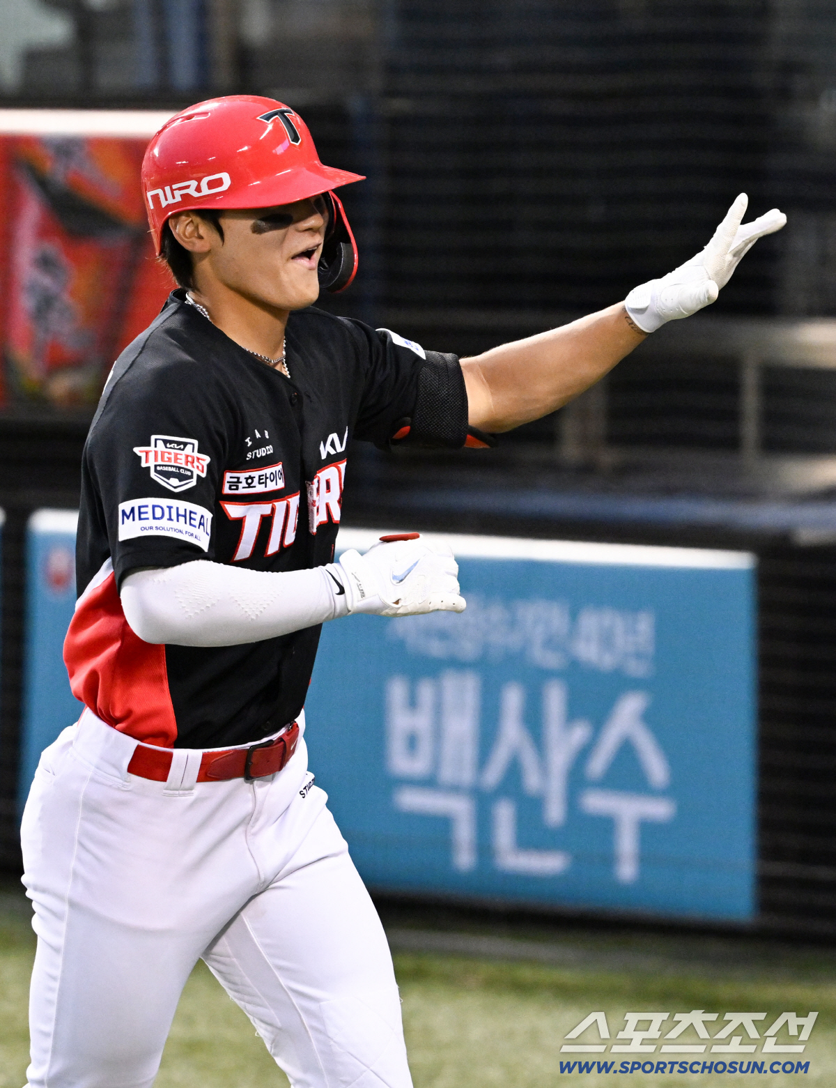 18일 잠실구장에서 열린 두산과 KIA의 경기. 8회초 1사 2루 KIA 김도영이 투런포를 날린 뒤 환호하고 있다. 잠실=박재만 기자 pjm@sportschosun.com/2026.04.18/