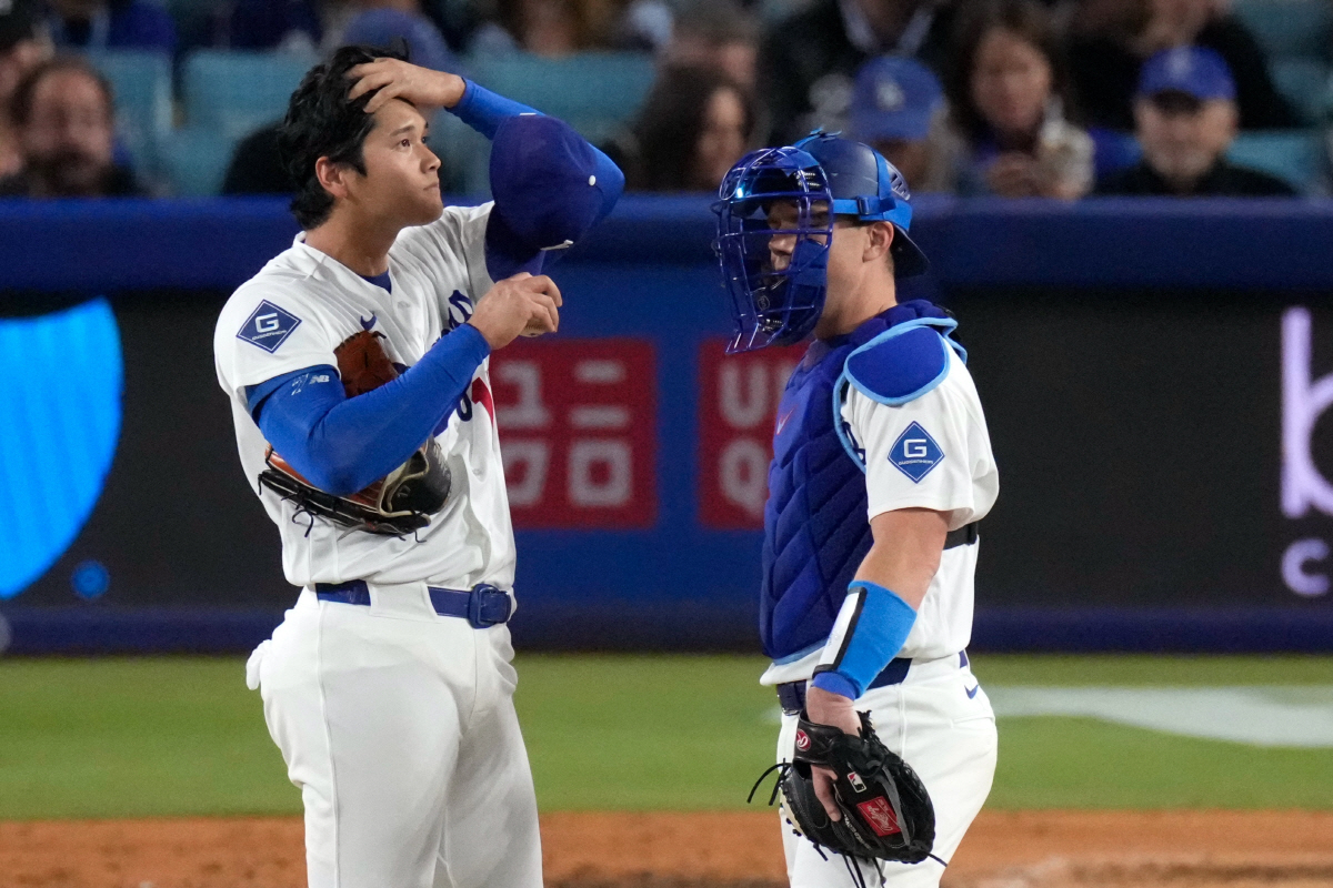 오타니 쇼헤이가 5회초 투구 도중 마운드로 올라온 포수 윌 스미스와 마운드에서 얘기를 나누고 있다. AP연합뉴스