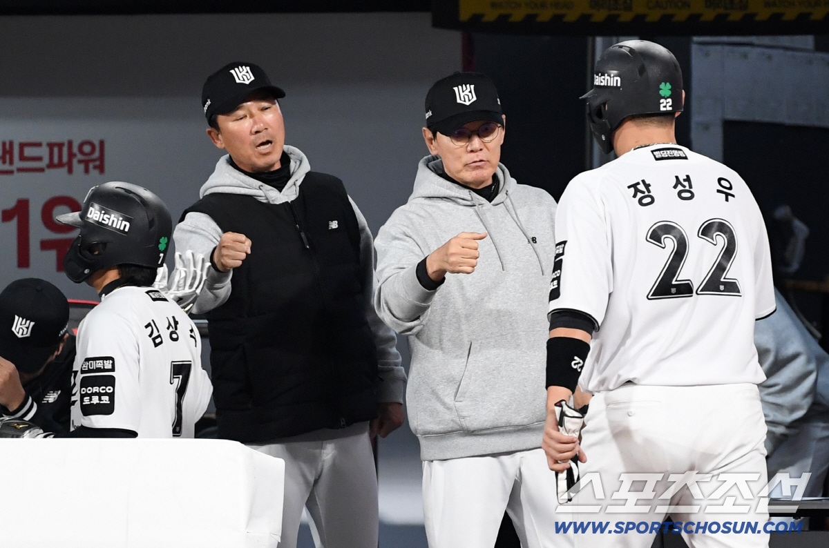 29일 수원KT위즈파크에서 열린 KT와 LG의 경기. 7회 KT 이강철 감독이 득점한 주자를 반기고 있다. 수원=박재만 기자 pjm@sportschosun.com/2026.04.29/