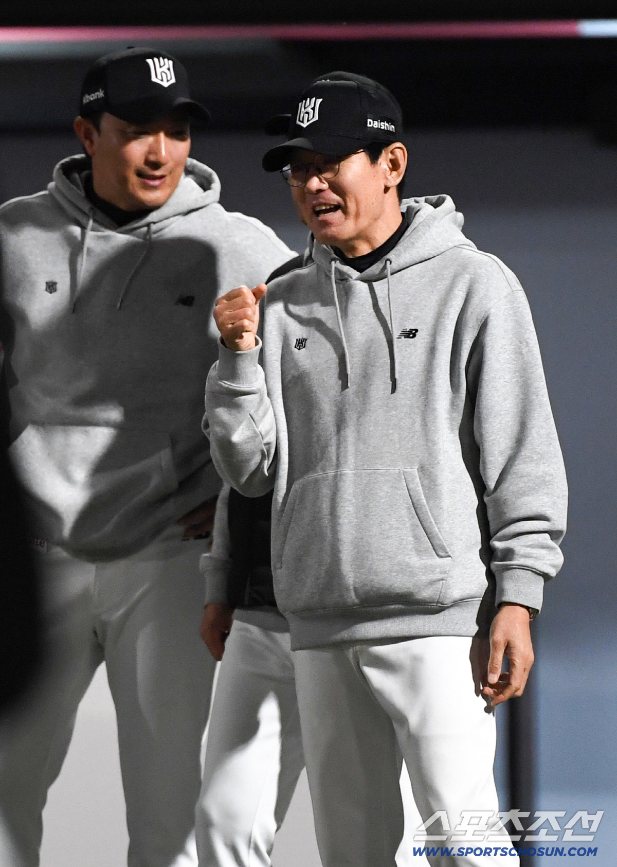 29일 수원KT위즈파크에서 열린 KT와 LG의 경기. 10회말 1사 만루 KT 장성우의 끝내기 안타로 승리한 이강철 감독이 기뻐하고 있다. 수원=박재만 기자 pjm@sportschosun.com/2026.04.29/