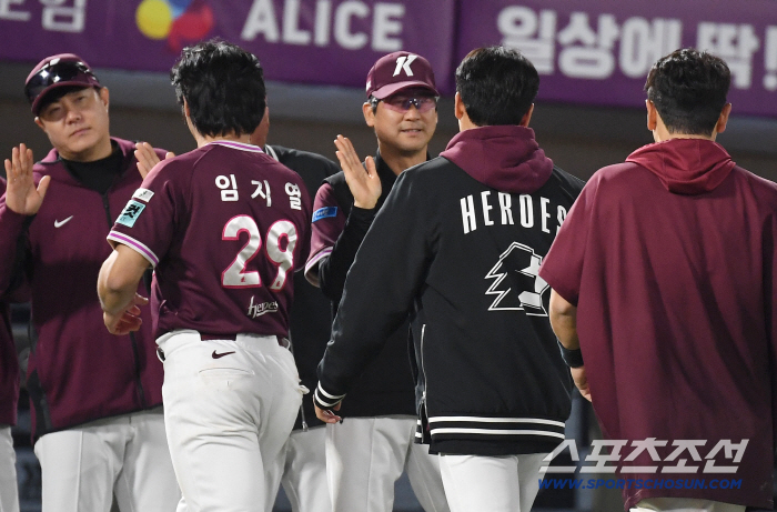 와! 9위 키움, 10위 롯데와 대박 명승부 대혈전 승리! 1-0 → 1-2 → 3-2 → 3-3 → 5-3 → 5-5 → 6-5. 박진형 1834일 만에 승리투수 됐다 [부산 현장]