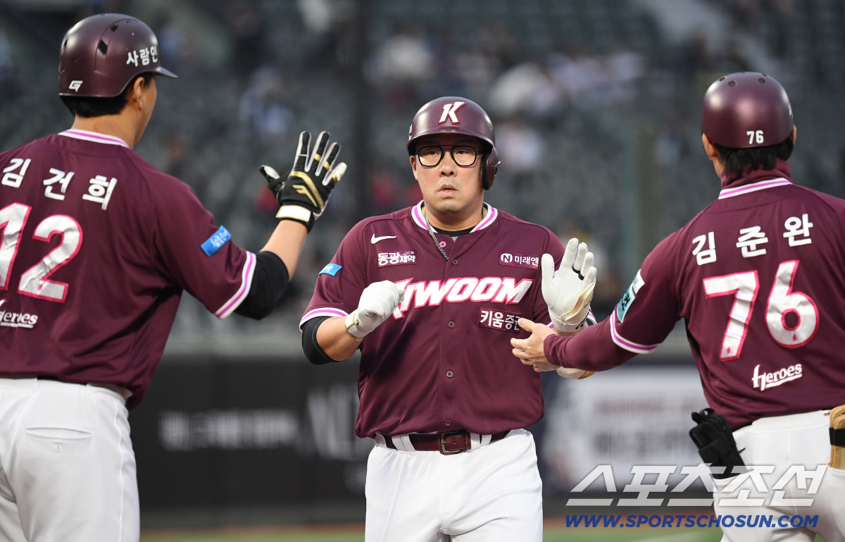 29일 부산 사직야구장에서 열린 롯데와 키움의 경기. 1회초 키움 안치홍이 롯데 로드리게스를 상대로 선제 솔로홈런을 날렸다. 하이파이브를 나누고 있는 안치홍. 부산=송정헌 기자 songs@sportschosun.com/2026.04.29/