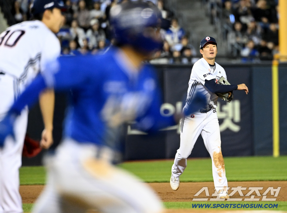 8회초 김성윤의 강습 타구를 호수비로 잡아내는 안재석