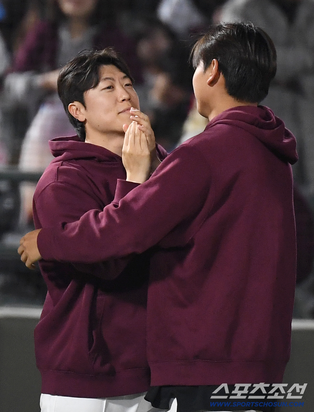 29일 부산 사직야구장에서 열린 롯데와 키움의 경기. 11회 연장 끝에 키움이 롯데에 승리했다. 경기 종료 후 동료들의 축하를 받고 있는 키움 박진형. 부산=송정헌 기자 songs@sportschosun.com/2026.04.29/