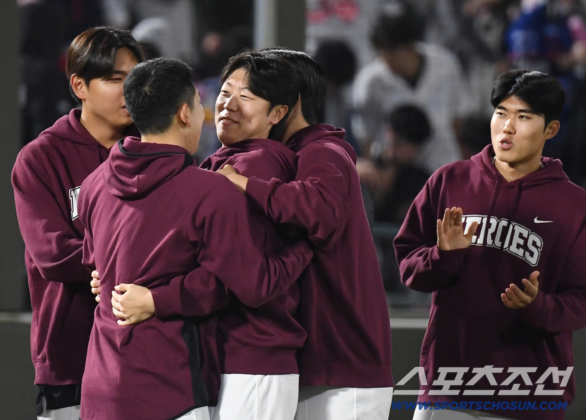 29일 부산 사직야구장에서 열린 롯데와 키움의 경기. 11회 연장 끝에 키움이 롯데에 승리했다. 경기 종료 후 동료들의 축하를 받고 있는 키움 박진형. 부산=송정헌 기자 songs@sportschosun.com/2026.04.29/