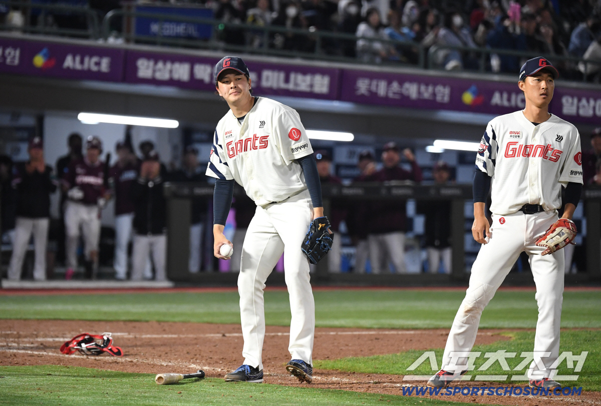 29일 부산 사직야구장에서 열린 롯데와 키움의 경기. 11회초 1사 3루. 오선진 스퀴즈 번트로 실점 허용한 롯데 김원중. 부산=송정헌 기자 songs@sportschosun.com/2026.04.29/