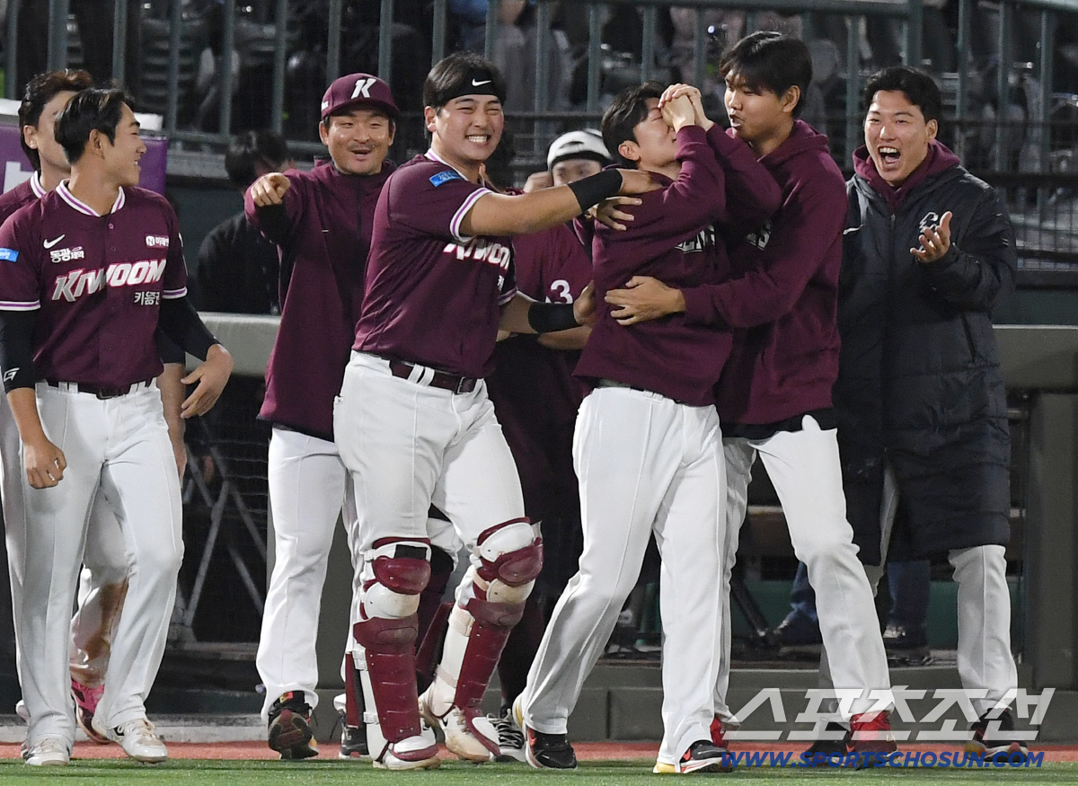29일 부산 사직야구장에서 열린 롯데와 키움의 경기. 11회 연장 끝에 키움이 롯데에 승리했다. 경기 종료 후 동료들의 축하를 받고 있는 키움 박진형. 부산=송정헌 기자 songs@sportschosun.com/2026.04.29/