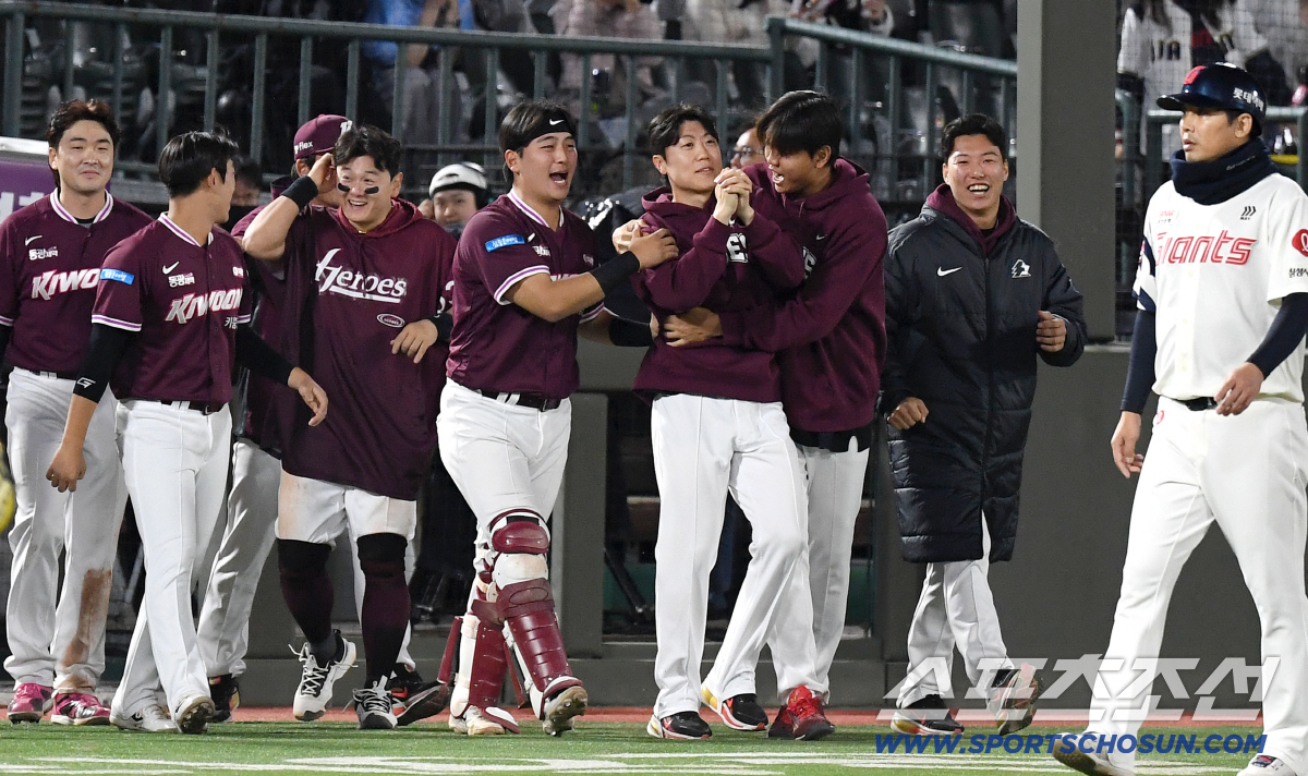 29일 부산 사직야구장에서 열린 롯데와 키움의 경기. 11회 연장 끝에 키움이 롯데에 승리했다. 경기 종료 후 동료들의 축하를 받고 있는 키움 박진형. 부산=송정헌 기자 songs@sportschosun.com/2026.04.29/