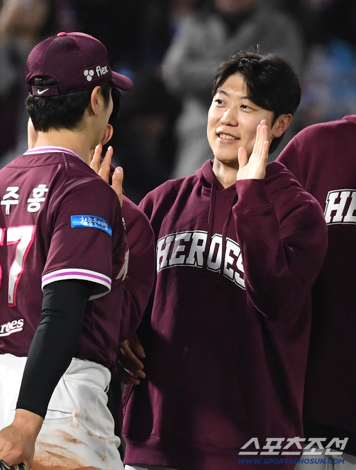 29일 부산 사직야구장에서 열린 롯데와 키움의 경기. 11회 연장 끝에 키움이 롯데에 승리했다. 경기 종료 후 하이파이브를 나누고 있는 키움 박진형. 부산=송정헌 기자 songs@sportschosun.com/2026.04.29/