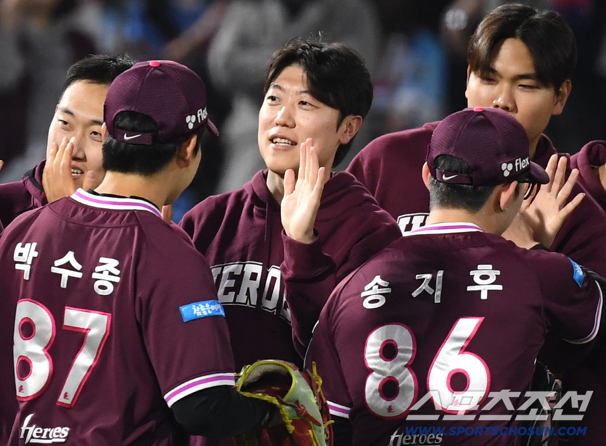 29일 부산 사직야구장에서 열린 롯데와 키움의 경기. 11회 연장 끝에 키움이 롯데에 승리했다. 경기 종료 후 하이파이브를 나누고 있는 키움 박진형. 부산=송정헌 기자 songs@sportschosun.com/2026.04.29/