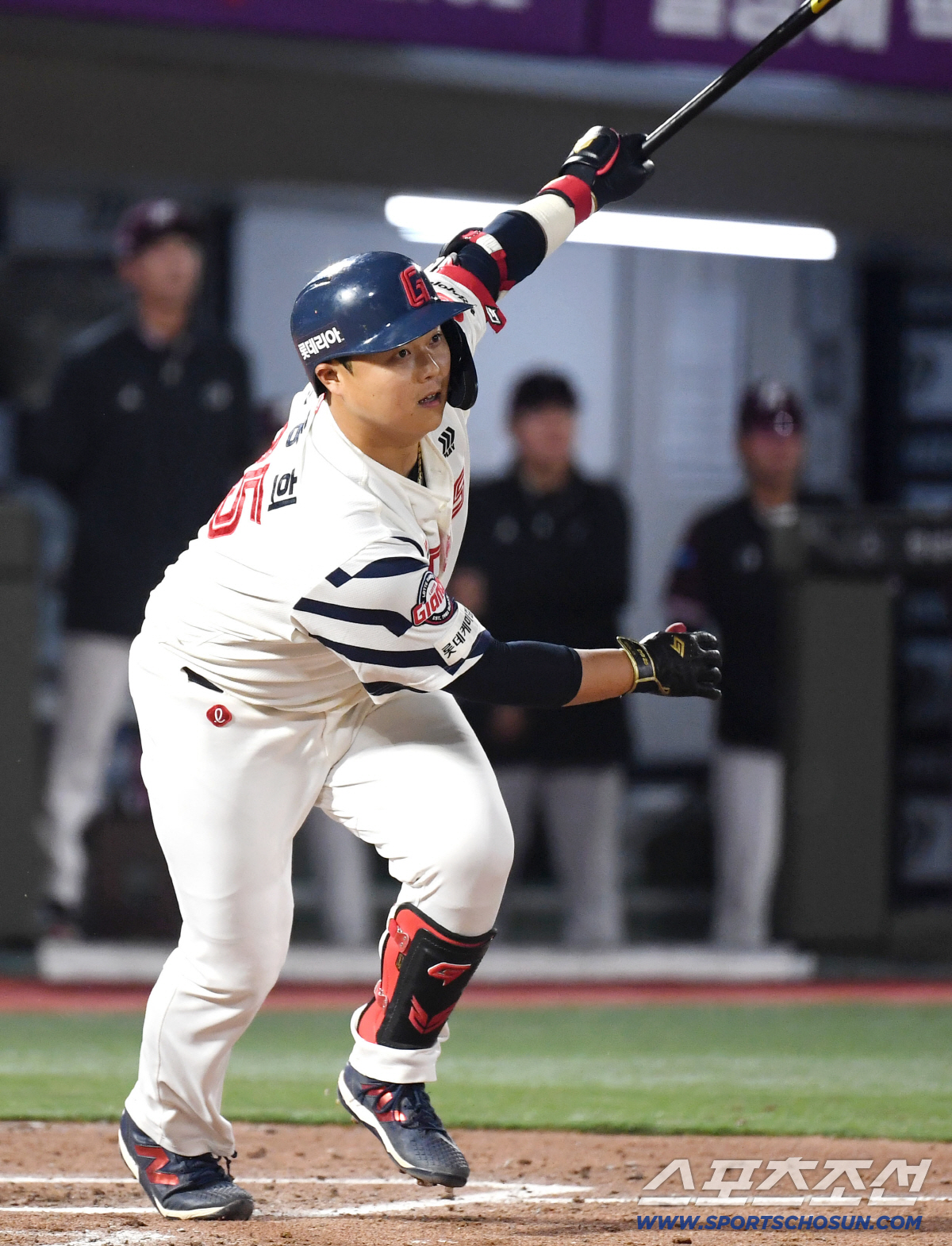 28일 부산 사직야구장에서 열린 롯데와 키움의 경기. 타격하는 롯데 한동희. 부산=송정헌 기자 songs@sportschosun.com/2026.04.28/