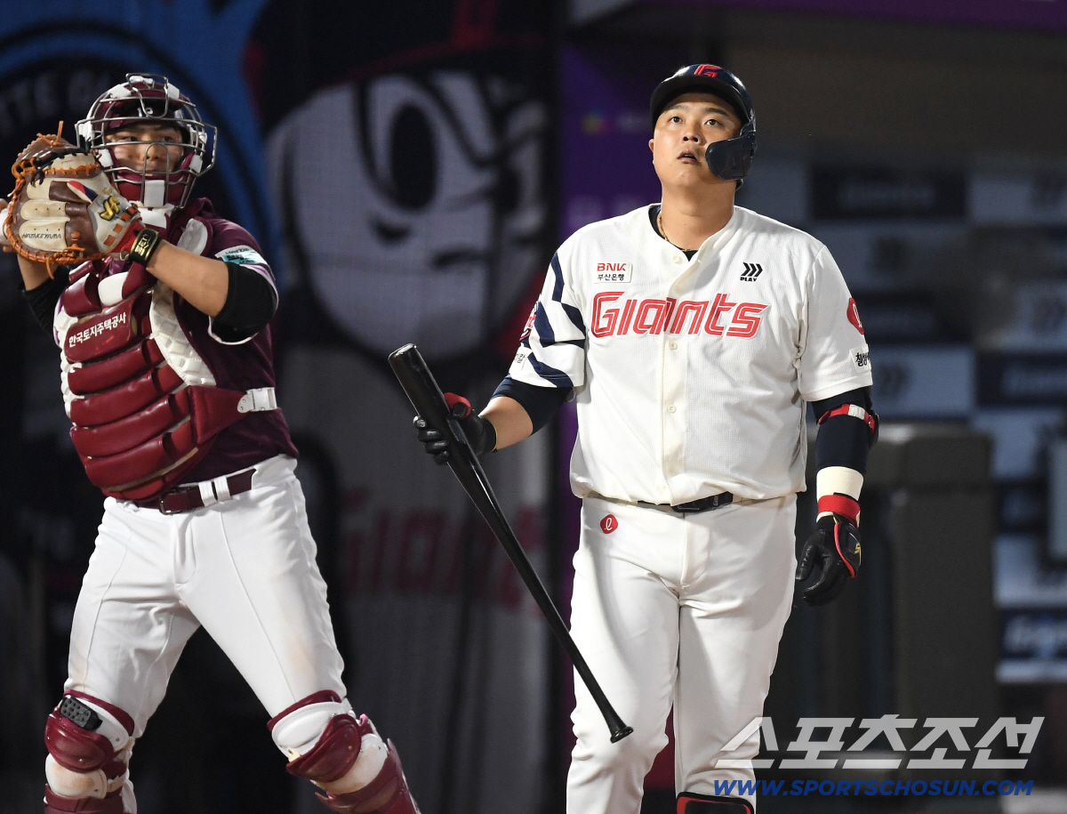 28일 부산 사직야구장에서 열린 롯데와 키움의 경기. 5회 2사 2루. 삼진을 당한 롯데 한동희. 부산=송정헌 기자 songs@sportschosun.com/2026.04.28/