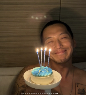 변요한, ♥티파니 영과 결혼 후 첫 생일..상의 탈의까지 '과감'