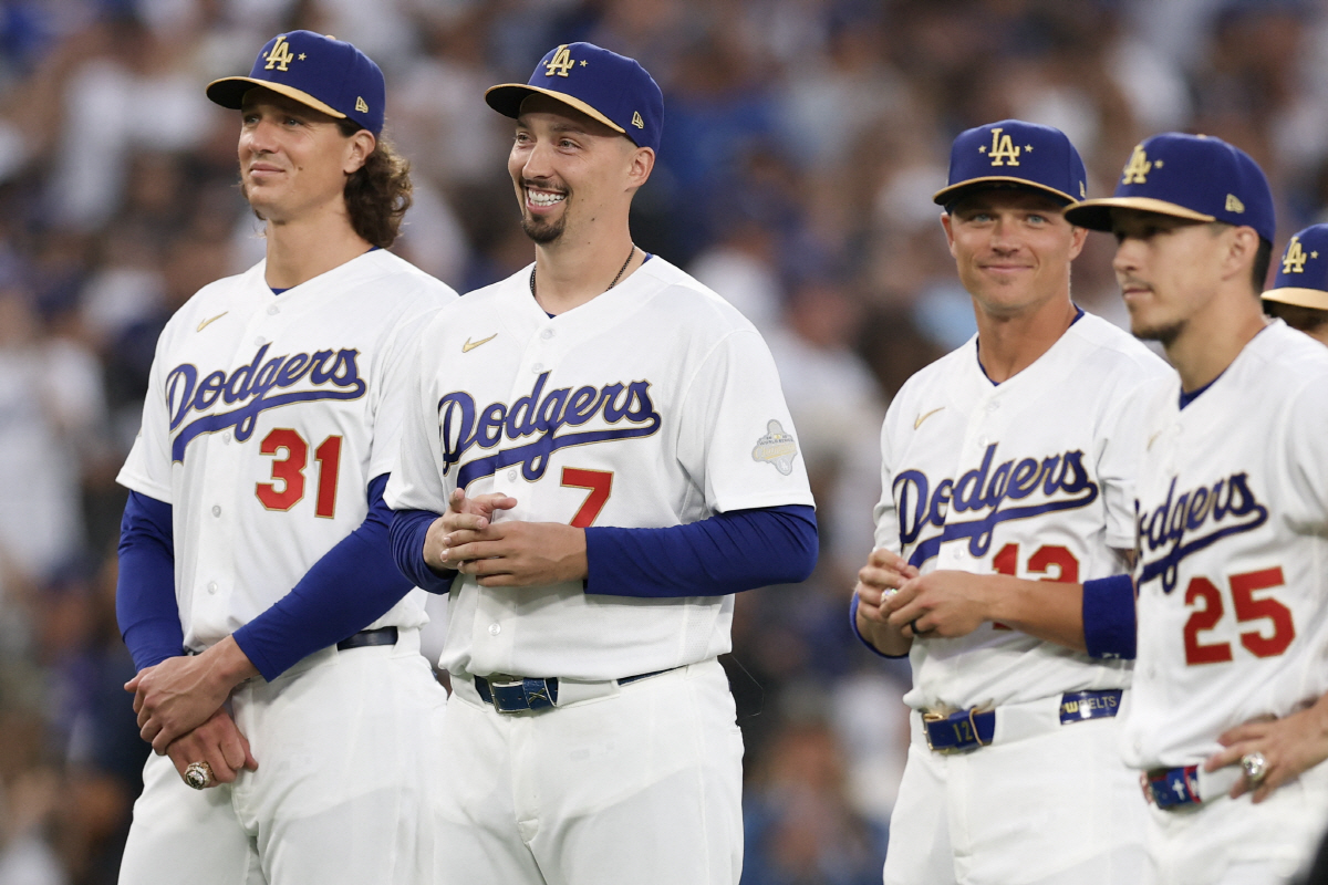 LOS ANGELES, CALIFORNIA - MARCH 27: Tyler Glasnow #31 and Blake Snell #7 of the Los Angeles Dodgers look on during the World Series ring ceremony at Dodger Stadium on March 27, 2026 in Los Angeles, California. Luke Hales/Getty Images/AFP (Photo by Luke Hales / GETTY IMAGES NORTH AMERICA / Getty Images via AFP)