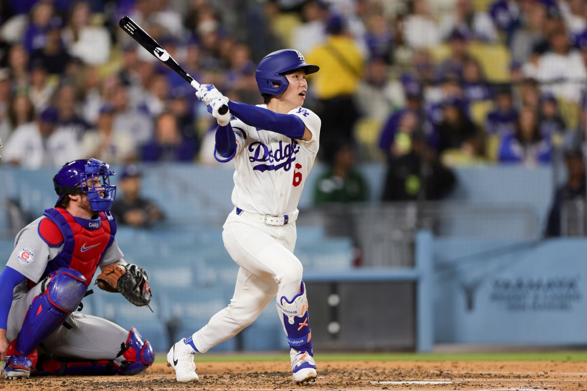 Los Angeles Dodgers' Hyeseong Kim hits a single during the third inning of a baseball game against the Chicago Cubs, Friday, April 24, 2026, in Los Angeles. (AP Photo/Ryan Sun)