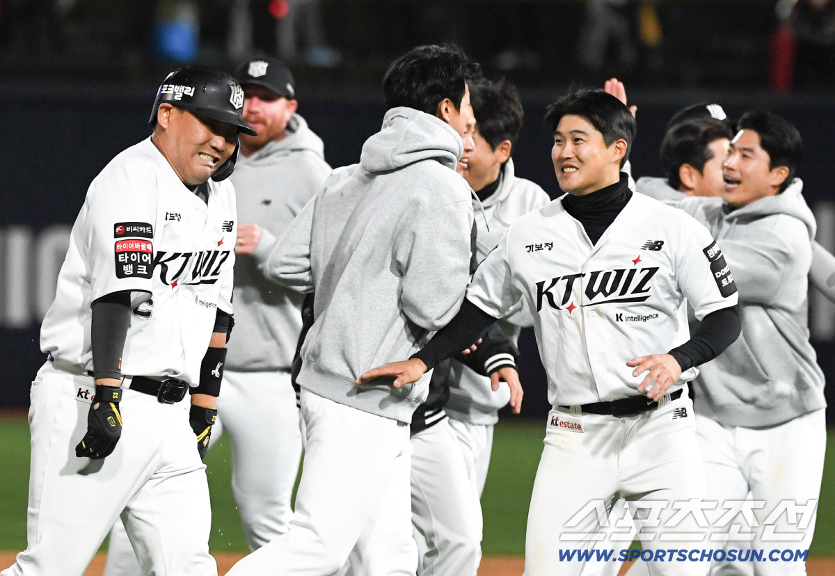 29일 수원KT위즈파크에서 열린 KT와 LG의 경기. 10회말 1사 만루 KT 장성우가 끝내기 안타를 날린 뒤 환호하고 있다. 수원=박재만 기자 pjm@sportschosun.com/2026.04.29/