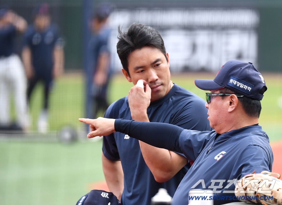 28일 부산 사직야구장에서 열리는 롯데와 키움의 경기. 전준우와 대화를 나누고 있는 롯데 김태형 감독. 부산=송정헌 기자 songs@sportschosun.com/2026.04.28/