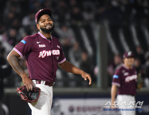 '1선발 특혜' 아니었다. 외국인 에이스 '벌써 휴가' 내막은 → "다른 투수들도 다 쉴 것" [부산 현장]