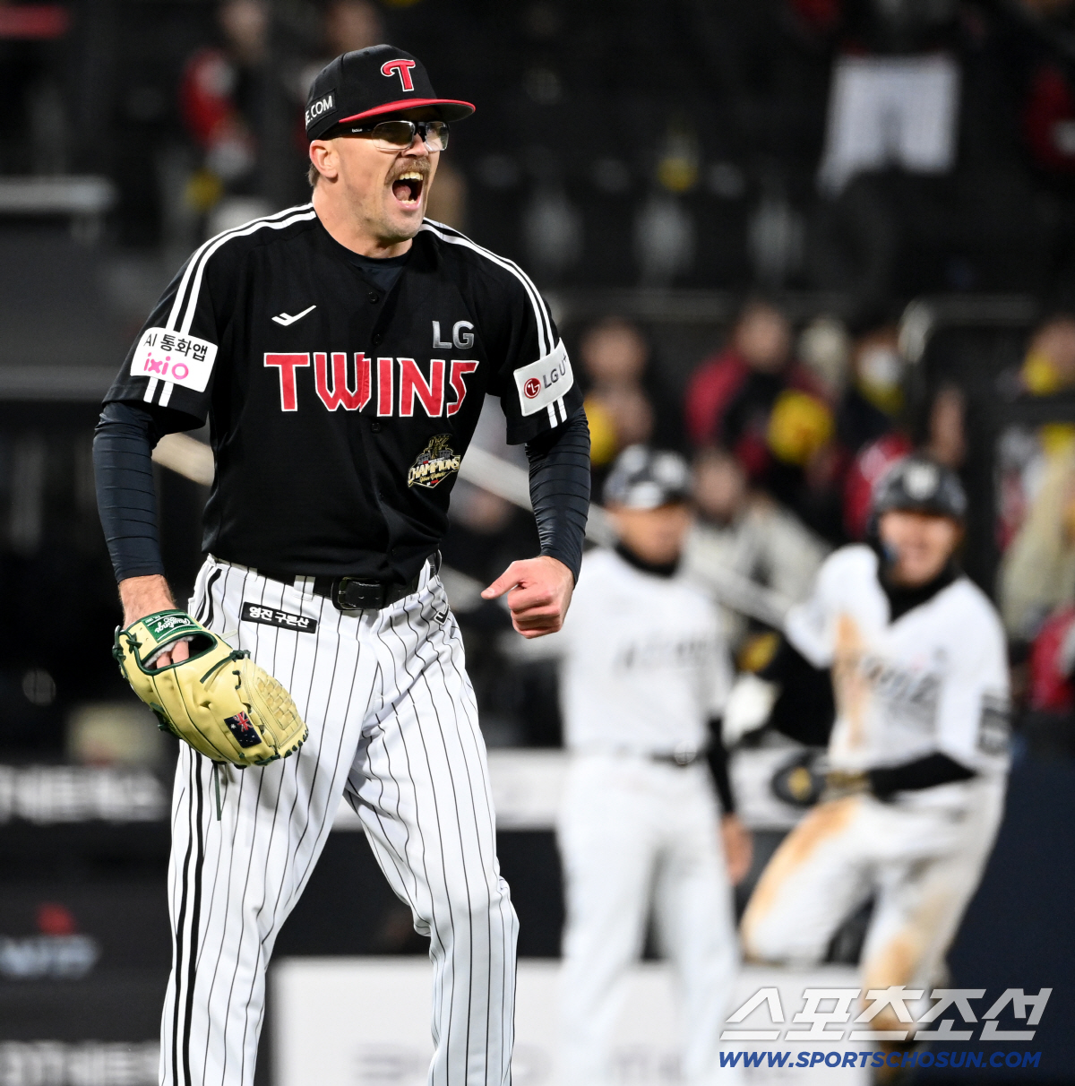 28일 수원KT위즈파크에서 열린 LG와 KT의 경기, LG 웰스가 2사 2,3루 KT 장성우를 3루 땅볼로 잡아낸 천성호의 호수비에 환호하고 있다. 수원=허상욱 기자 wook@sportschosun.com/2026.04.28/