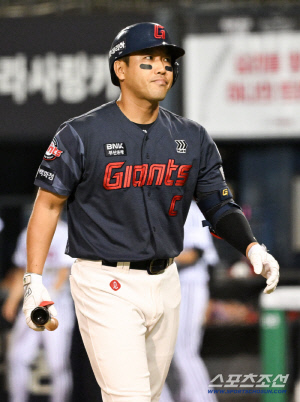 캡틴의 헛스윙 하나에, 갑자기 '방화 예고' 투수가 정신을 차렸다...이걸 못 넘기다니, 롯데 충격 연장의 재구성