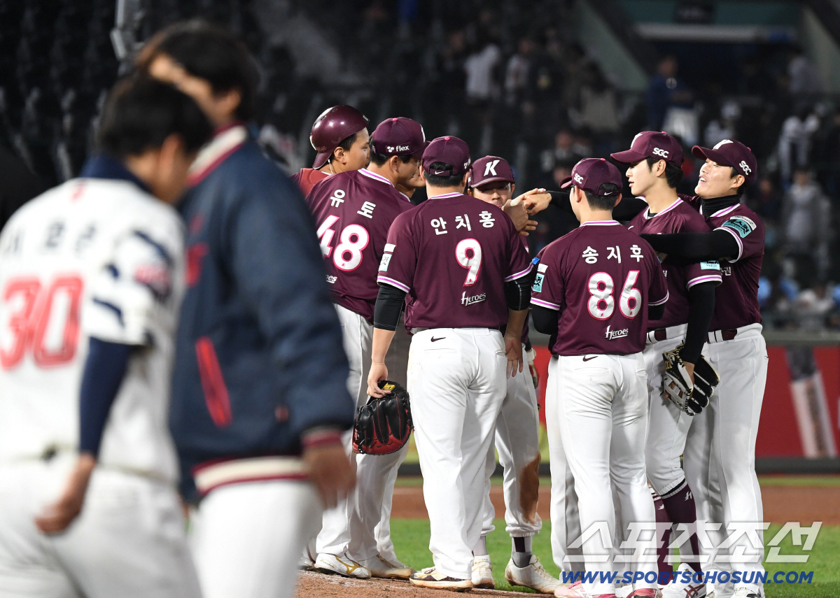 29일 부산 사직야구장에서 열린 롯데와 키움의 경기. 11회 연장 끝에 키움이 롯데에 승리했다. 경기 종료 후 승리의 기쁨을 나누고 있는 키움 선수들. 부산=송정헌 기자 songs@sportschosun.com/2026.04.29/