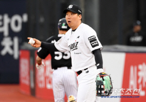 '확신의 비디오 판독' 천성호 잡아내고 미소 지은 김현수, '아웃 맞다니까!' [수원 현장]