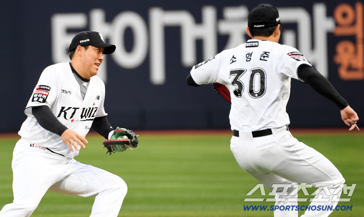 타구를 잡은 순간 소형준과 동선이 겹치자 1루수 김현수는 베이스를 직접 밟았다.