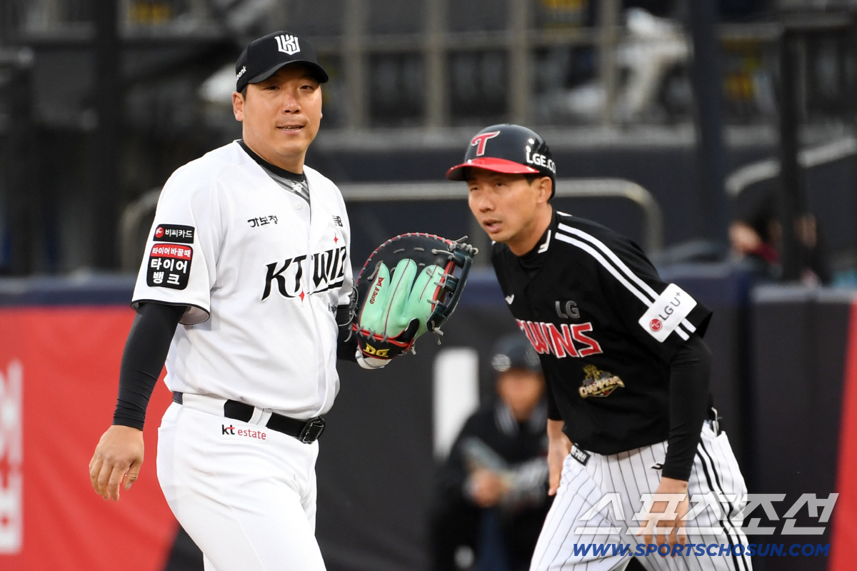 친정팀 상대 1루수 김현수 수비는 더 견고했다.