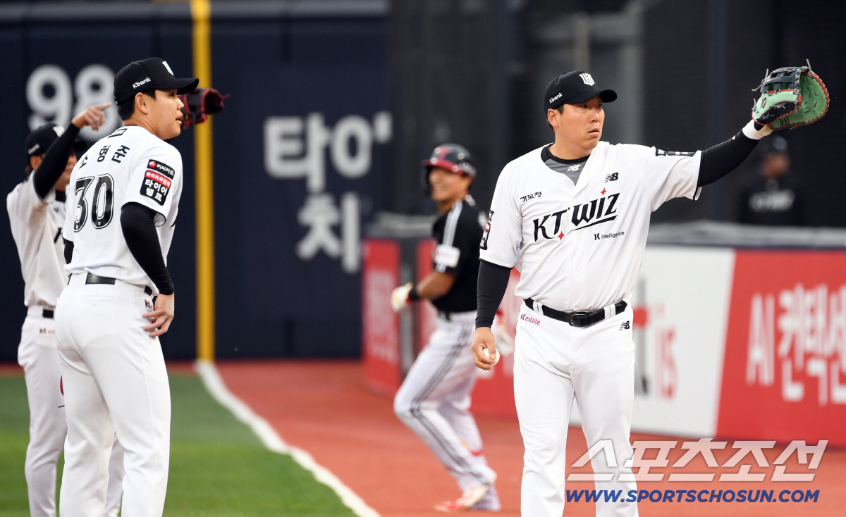 아웃을 확신한 김현수는 자신 있게 비디오 판독을 요청했다.