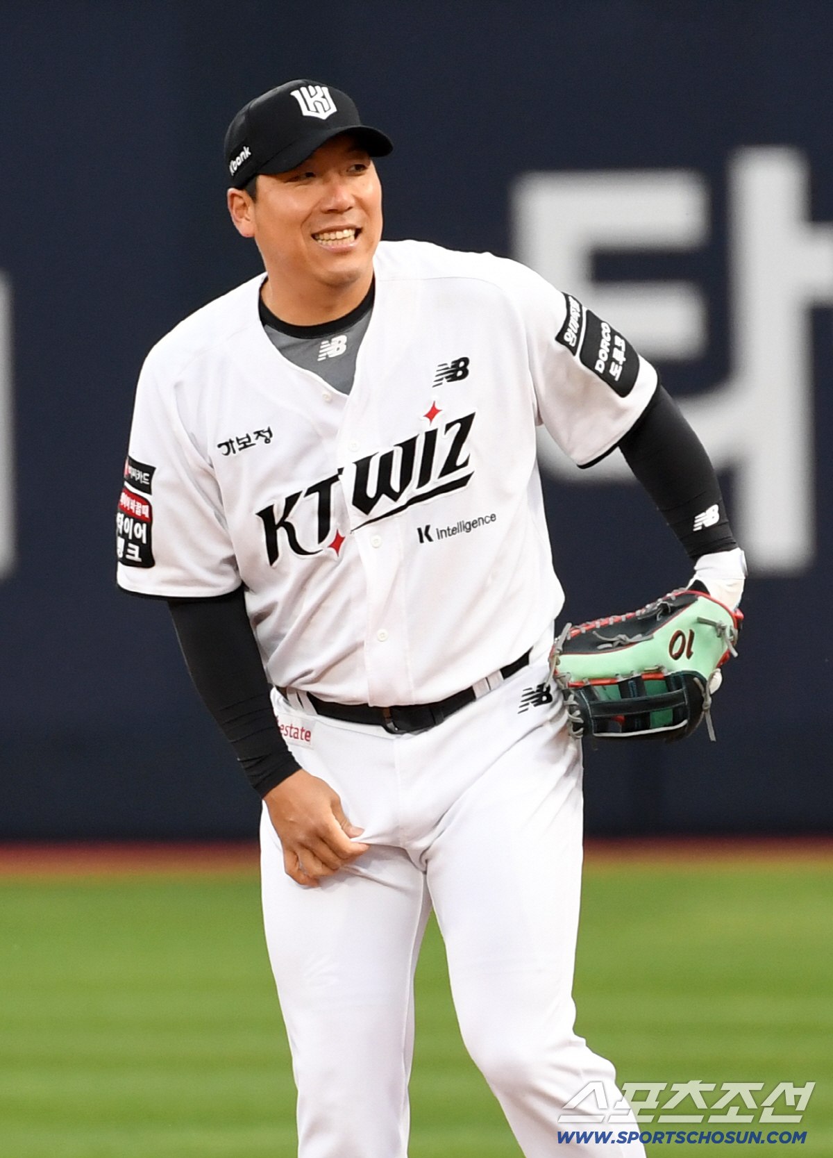 판독 결과 아웃으로 번복되자 김현수는 미소 지었다.