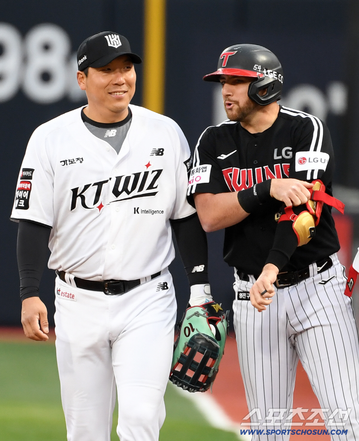 1루에서 재회한 오스틴과 반갑게 인사.