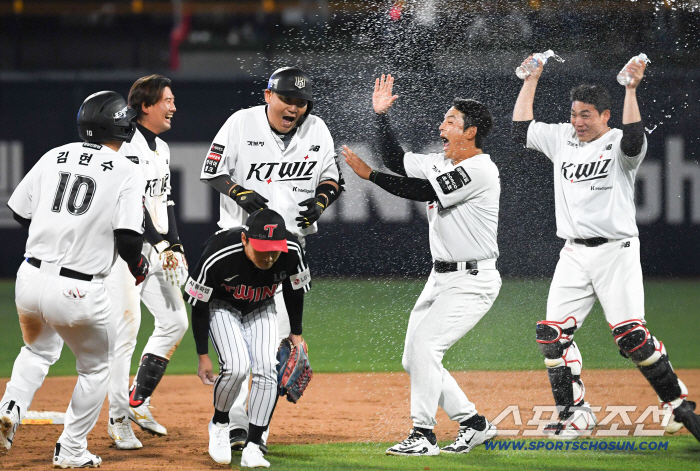 '디펜딩 챔피언 LG 킬러' 장성우 연장 10회 끝내기 한방...짜릿한 물세례 