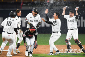 '디펜딩 챔피언 LG 킬러' 장성우 연장 10회 끝내기 한방...짜릿한 물세례 [수원 현장]