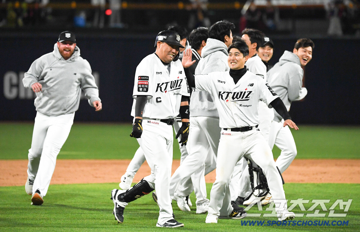 쌀쌀한 날씨 물세례 직후 몸은 추웠지만 가슴은 뜨거웠다.