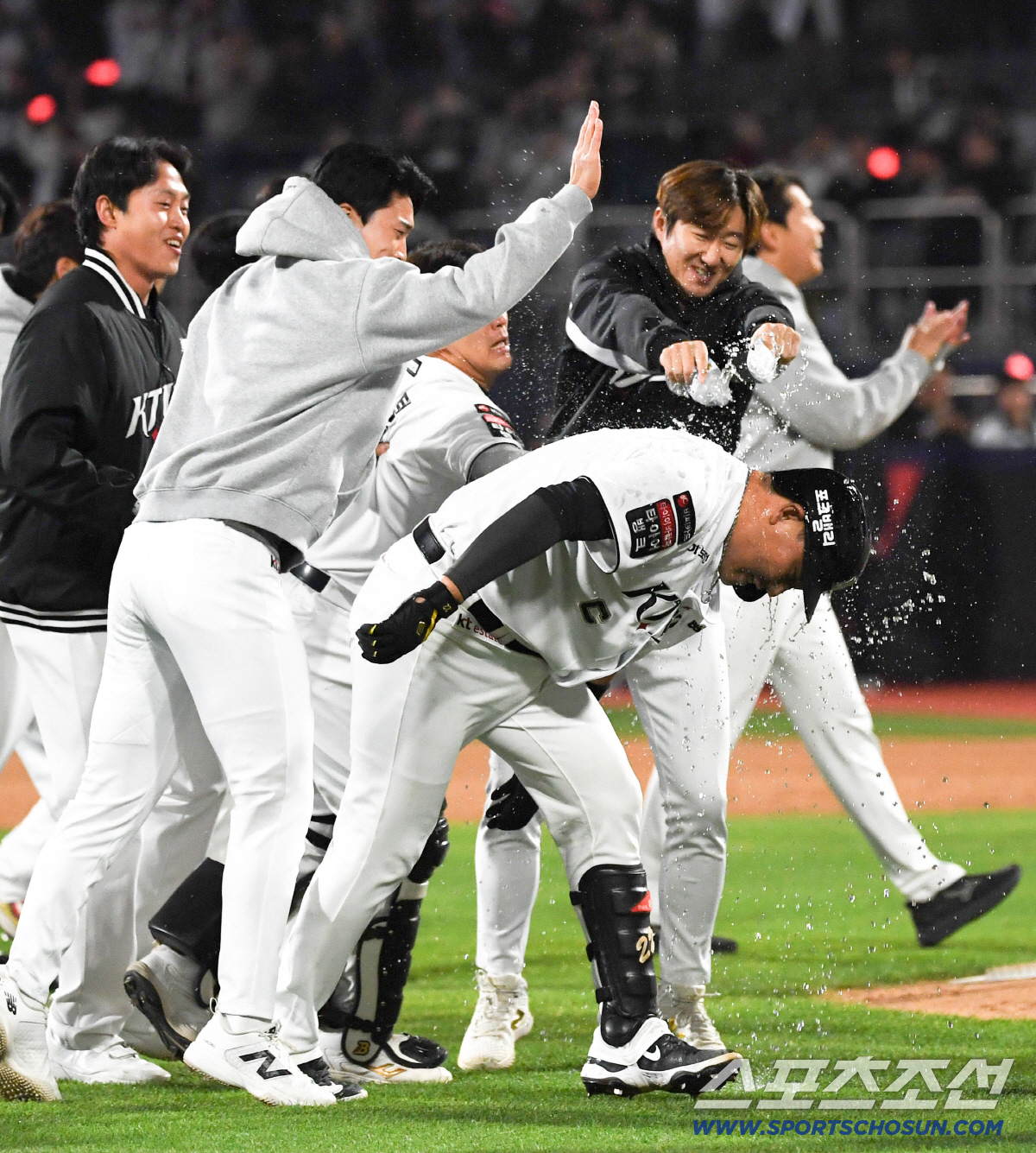 이틀 연속 연장 혈투 끝 끝내기 안타로 승리한 KT 기세는 무서웠다.