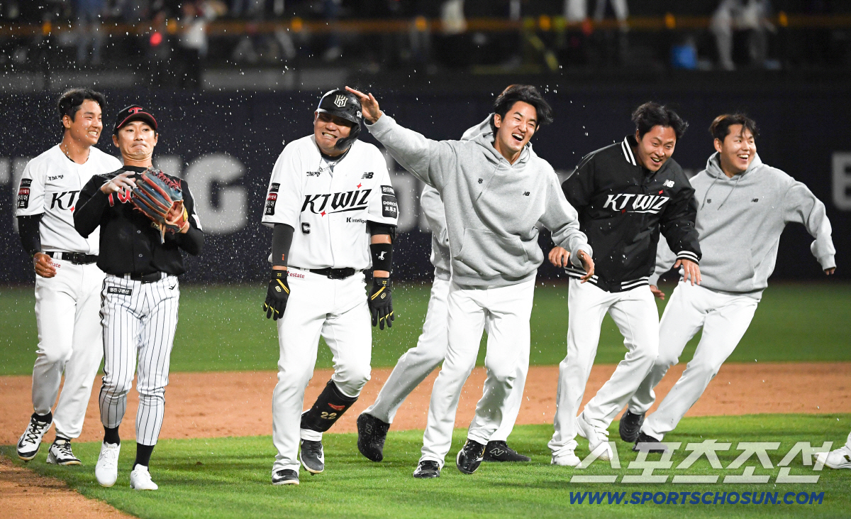 끝내기 안타를 친 장성우보다 동료들이 더 기뻐했다.