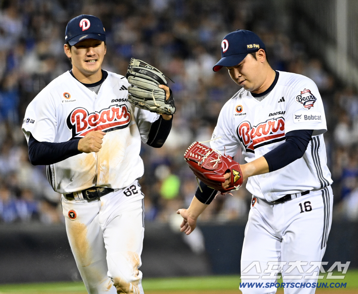 29일 잠실야구장에서 열린 삼성과 두산의 경기. 7회초 안재석이 심재훈의 타구를 호수비로 처리한 후 김정우와 기쁨을 나누고 있다. 잠실=허상욱 기자 wook@sportschosun.com/2026.04.29/